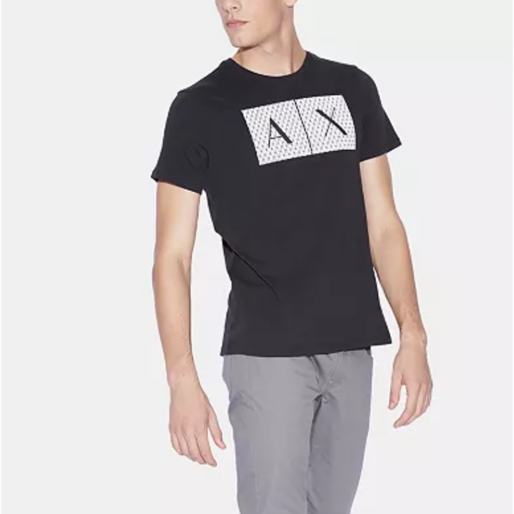 DETAILS

Composition 100% Cotton
Jersey
Brand logo
Solid color
V-neck
Short